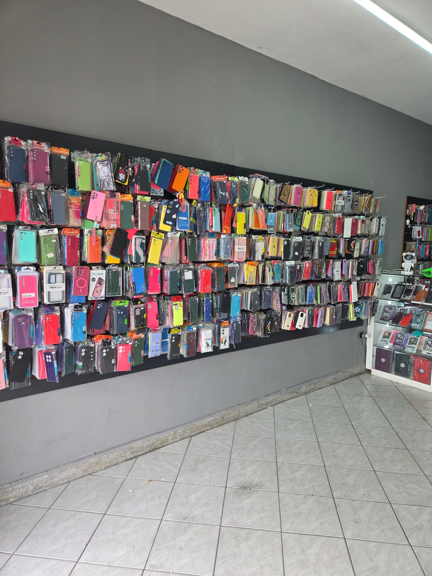 Parede com centenas de capinhas para celular na RS SmartFix