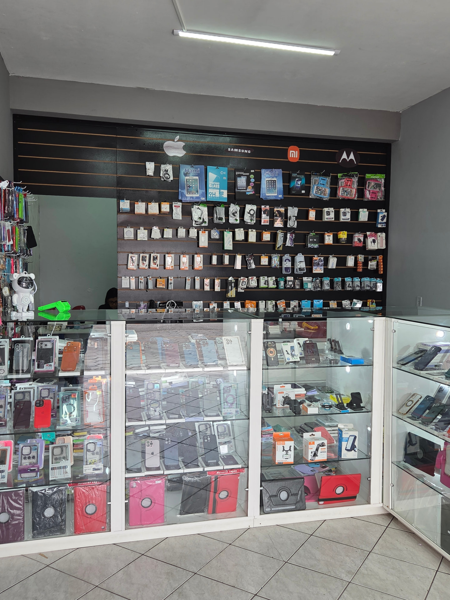 Balcão de atendimento com películas, cabos e fones